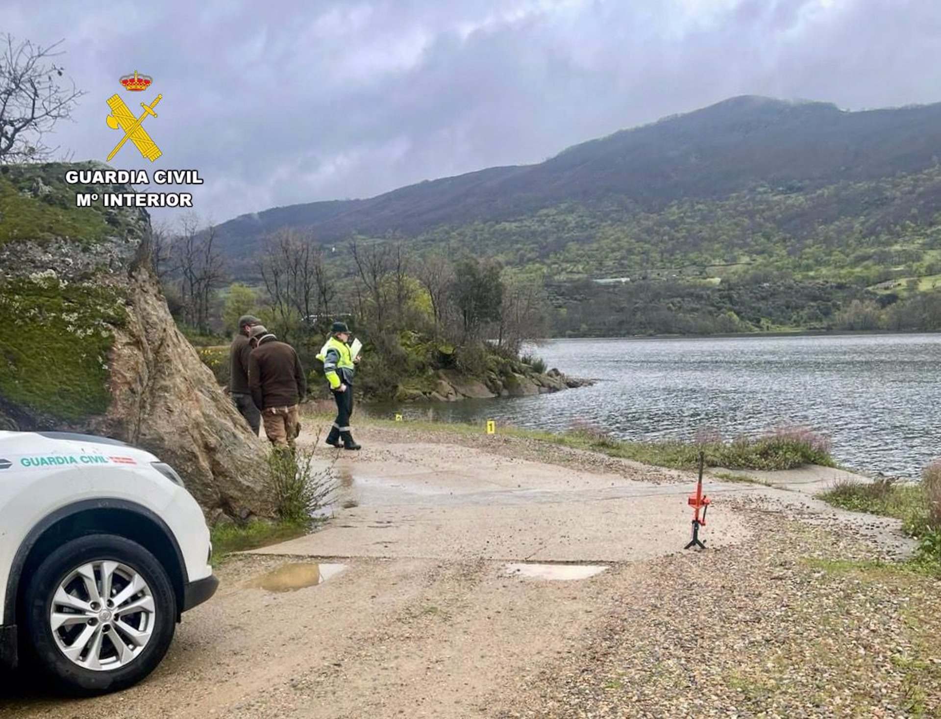 Agentes de la Guardia Civil trabajan en el embalse de Baños de Montemayor (Cáceres)