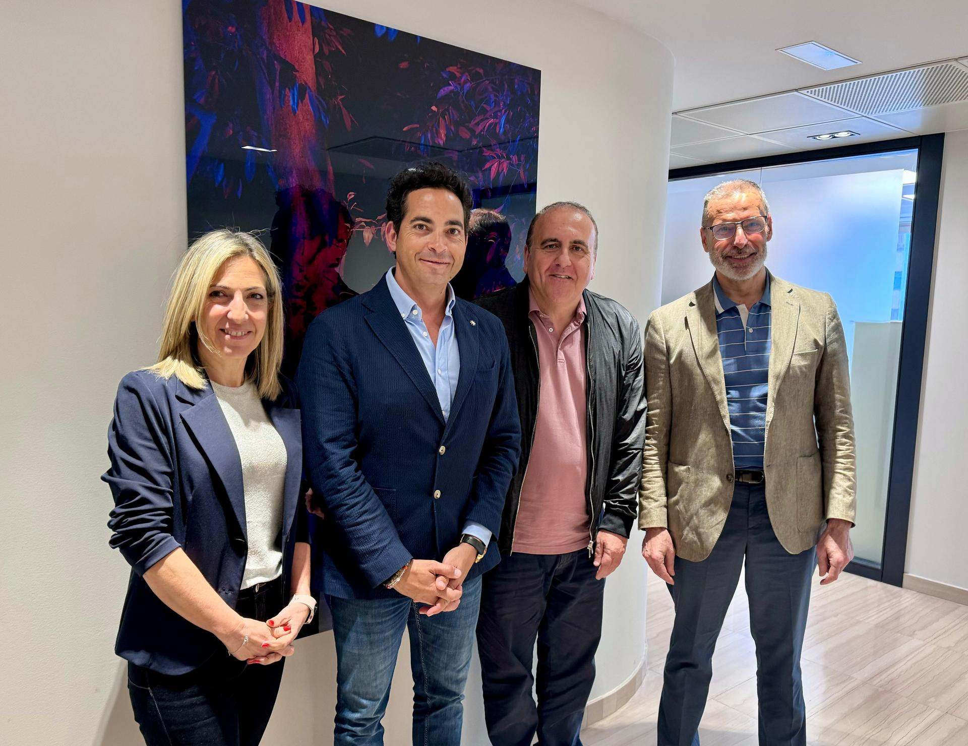 En la foto aparecen los directivos Ruiz Re y CEIBE.