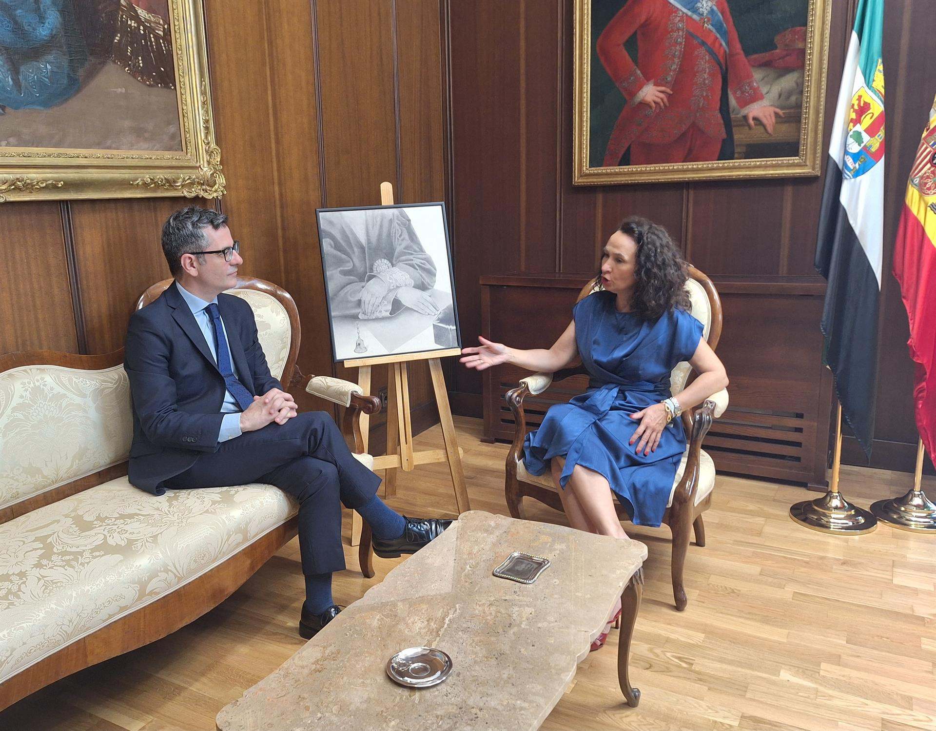 El ministro de Justicia, Félix Bolaños, y la presidenta del TSJEx, María Félix Tena 