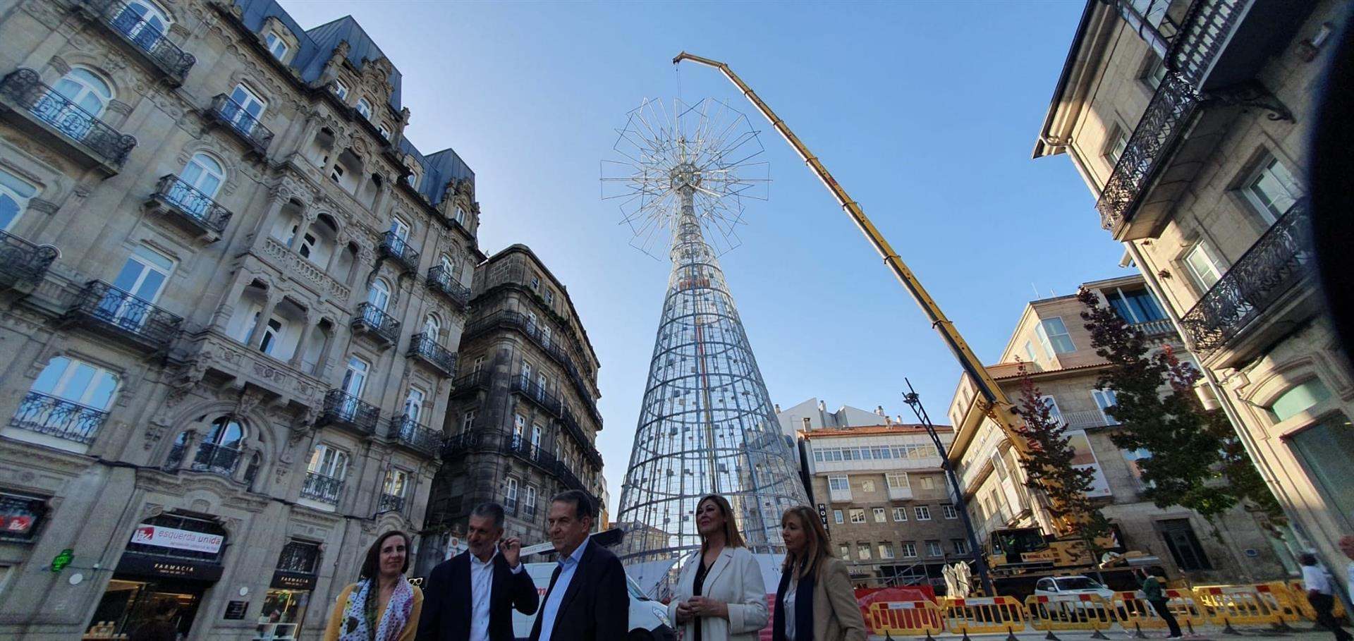Vigo ultima el montaje del árbol de Navidad para la campaña 2024-25.