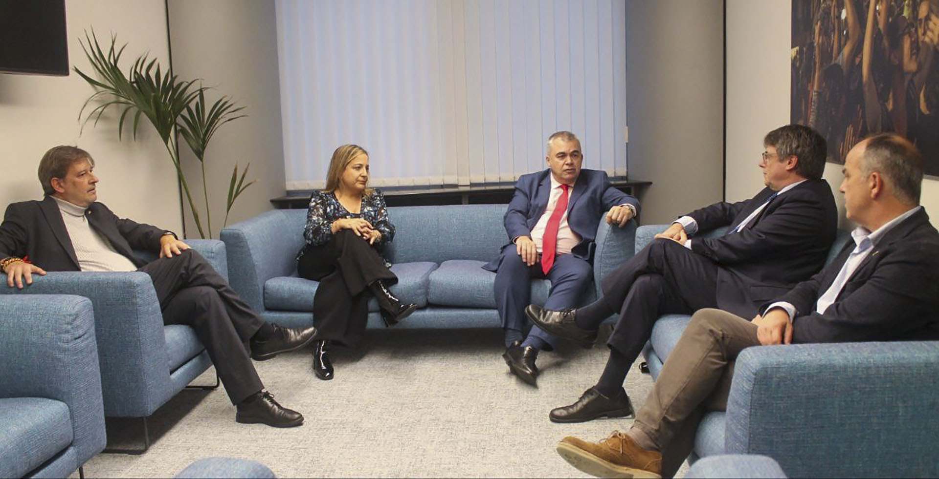 El expresidente de la Generalitat, Carles Puigdemont, junto al secretario de organización del PSOE, Santos Cerdán. EE