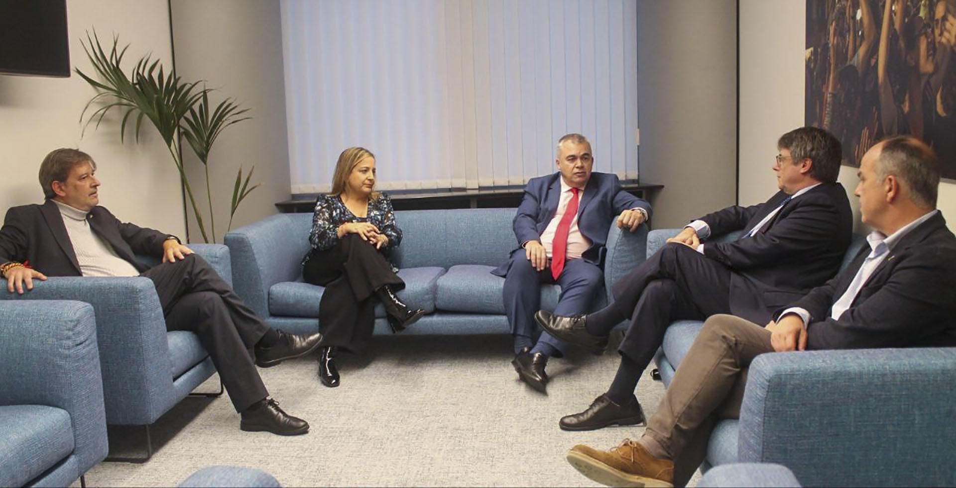 PSC se reúne con el presidente de Junts Carlos Puigdemont