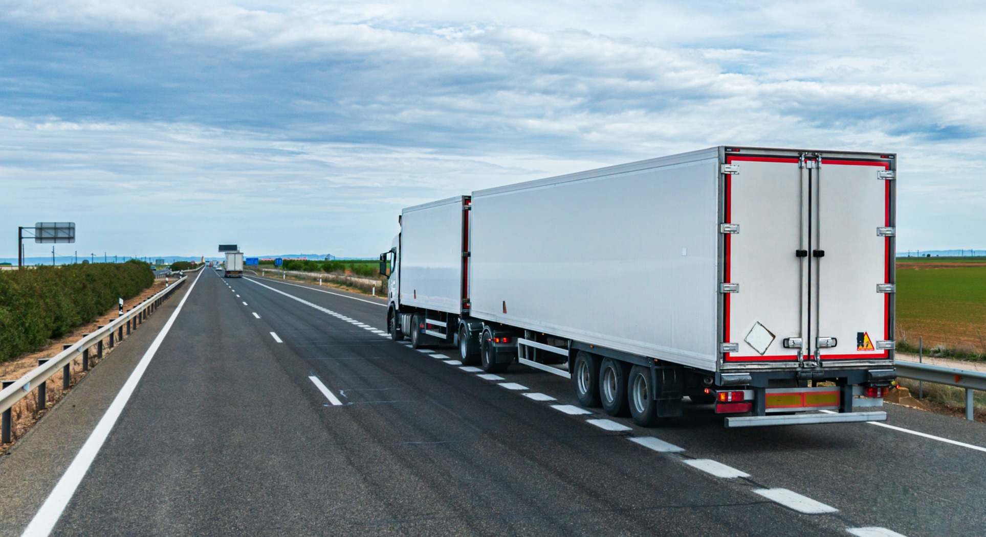 Camión con dos semirremolques frigoríficos que se unen a una carretera