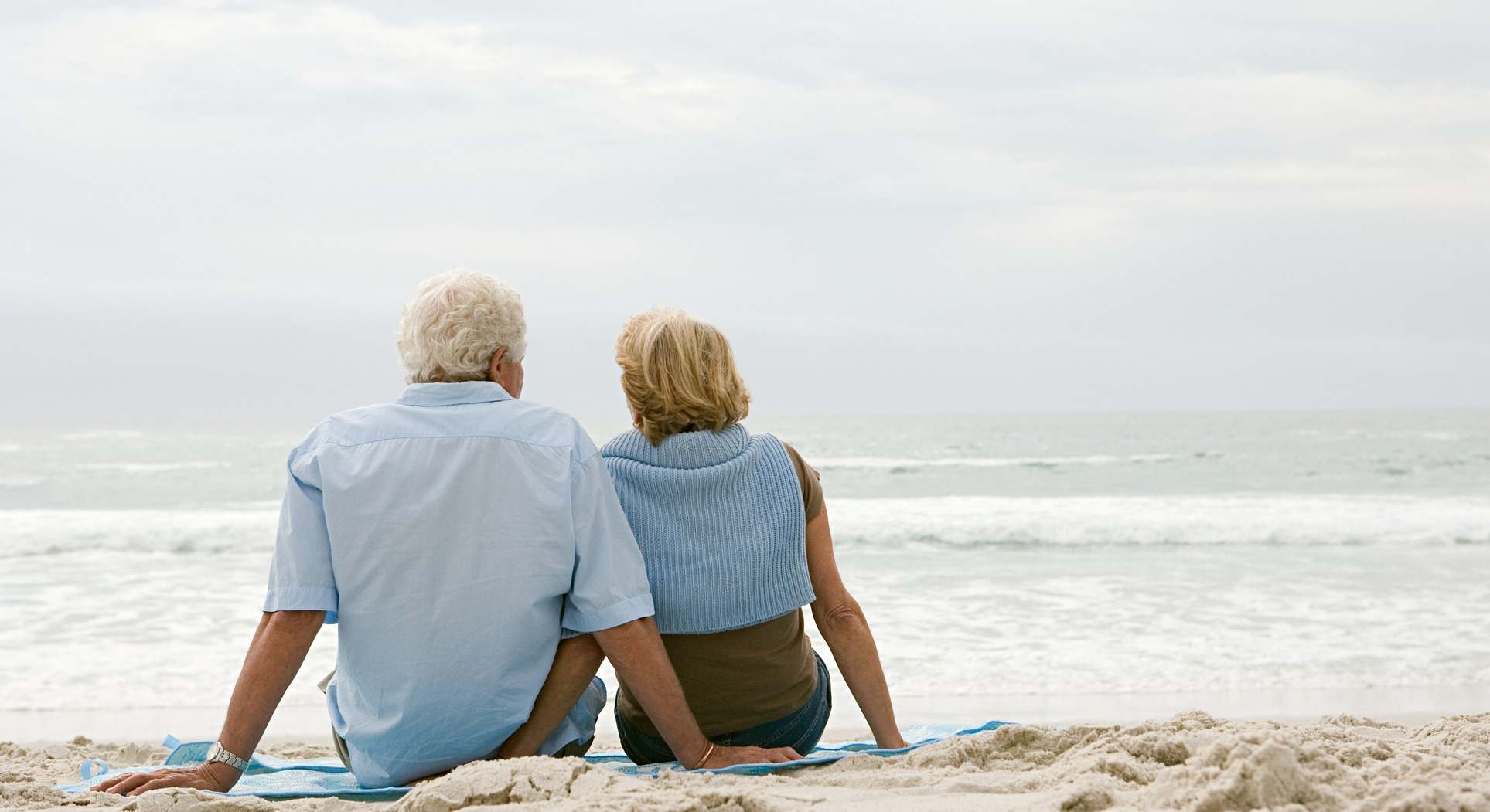 Una pareja de jubilados disfruta en la playa. / Foto: iStock