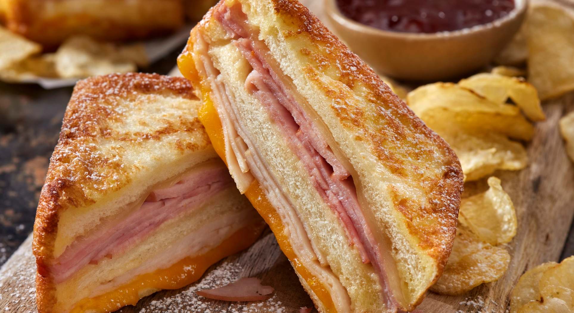 Un sandwich mixto partido en dos