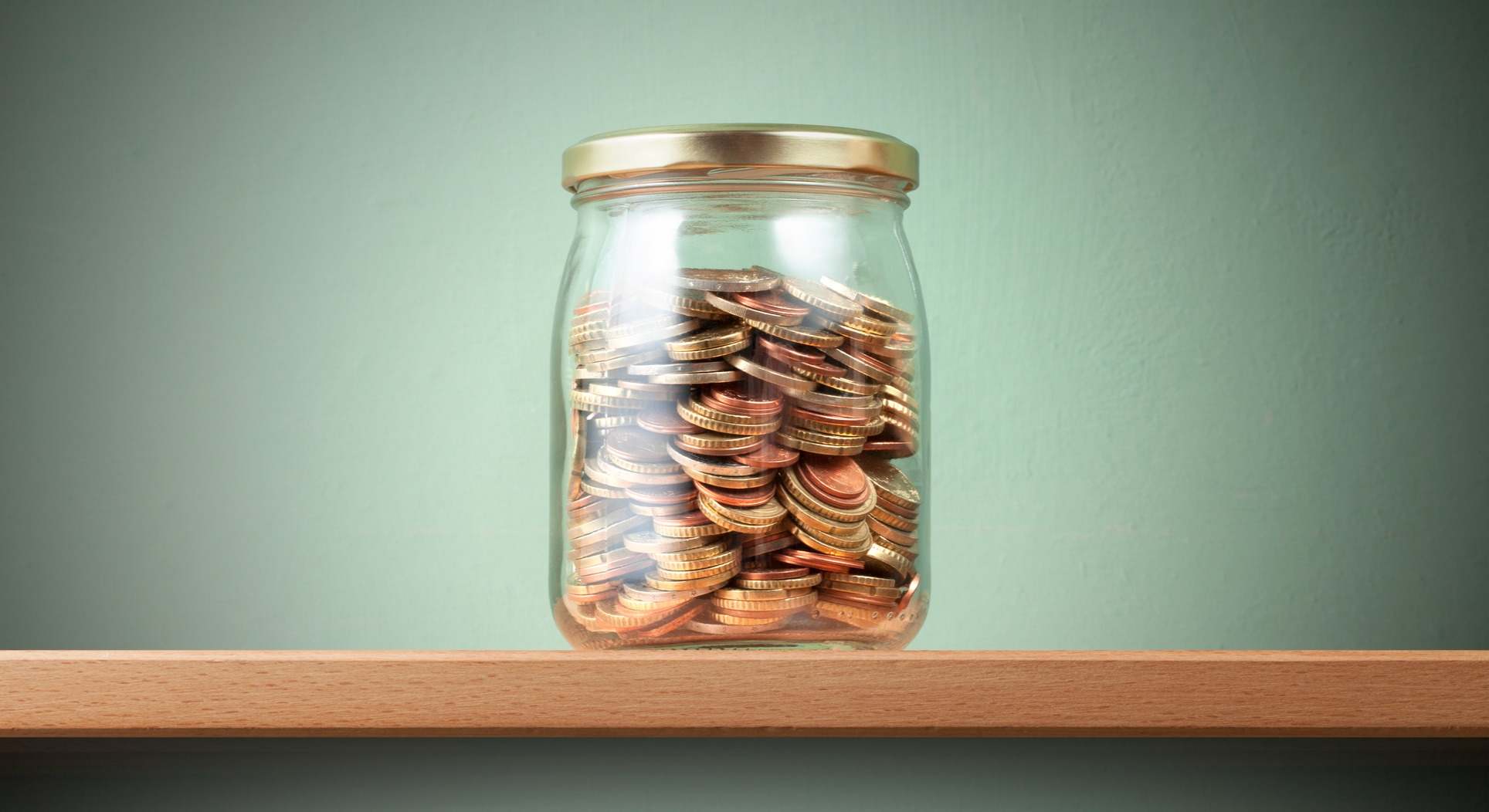 Tarro lleno de monedas de euro