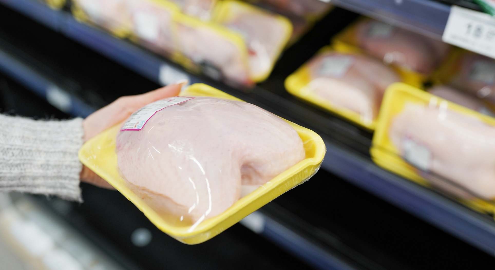 Bandeja de pollo en un supermercado. / Foto: iStock