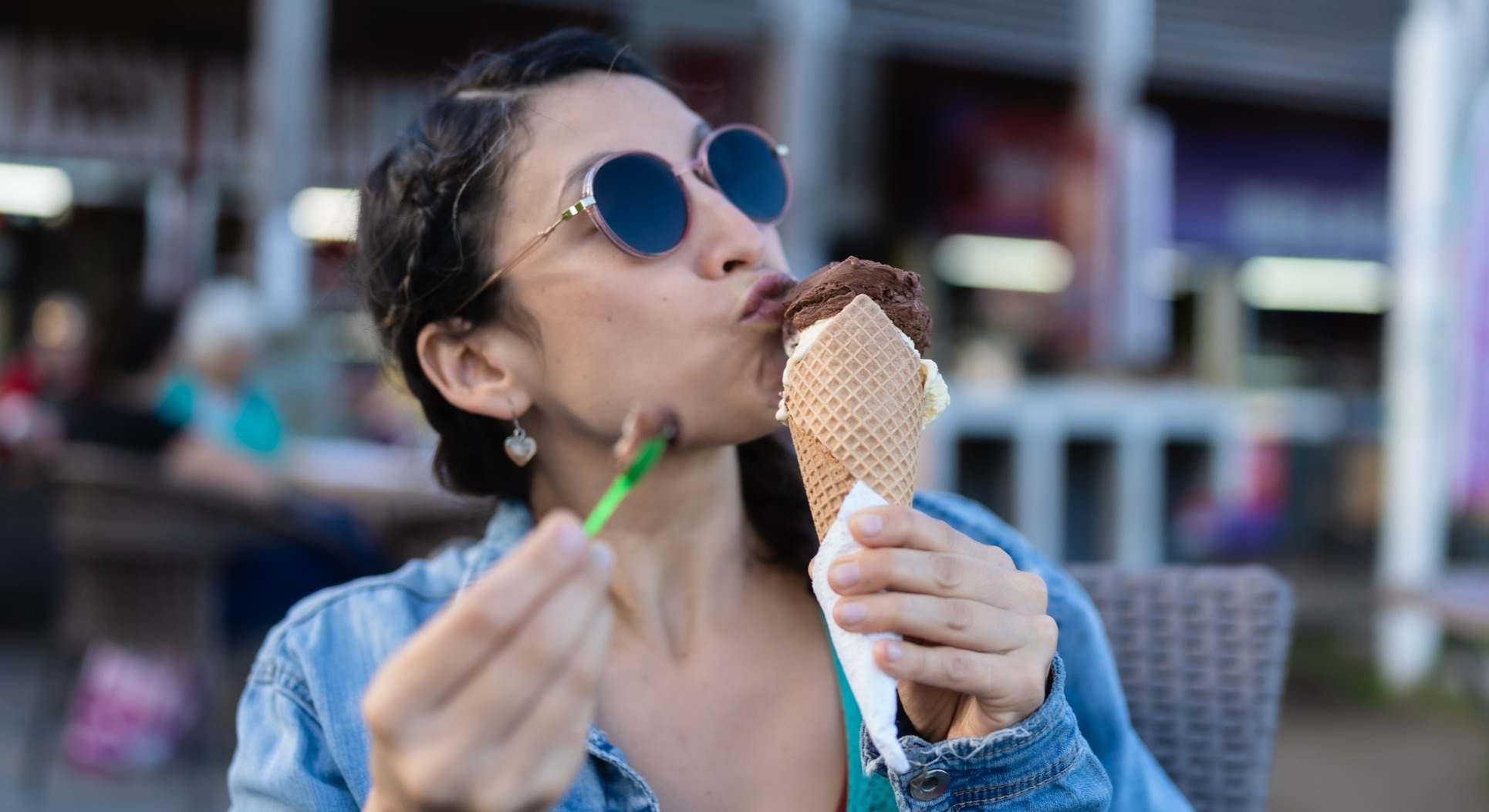 Mujer comiendo helado de chocolate