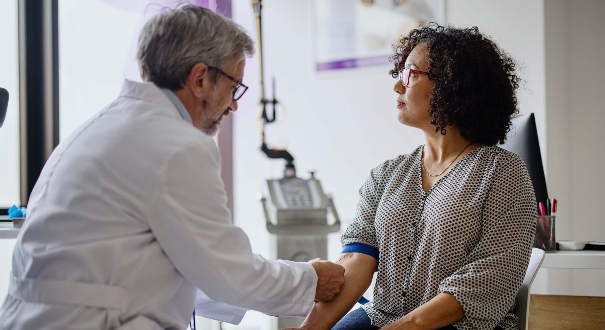 Mujer en la consulta del médico haciéndose una extracción de sangre