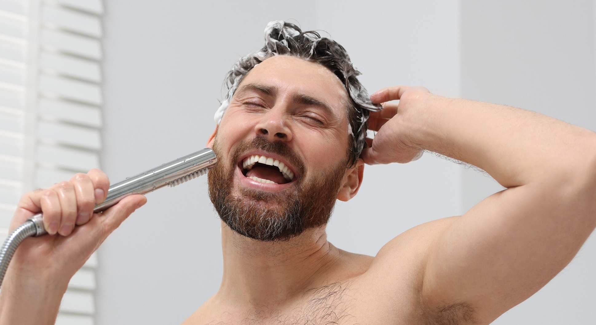 Hombre cantando en la ducha