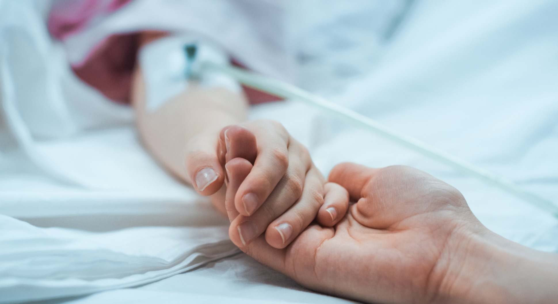 Enfermo en el hospital dando la mano a otra persona