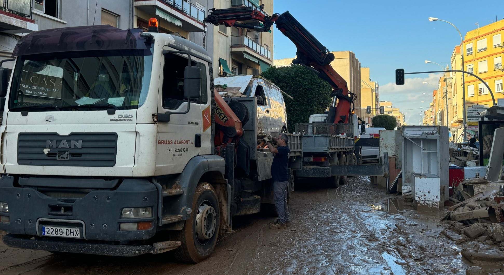 Una grúa trabajando tras la DANA.