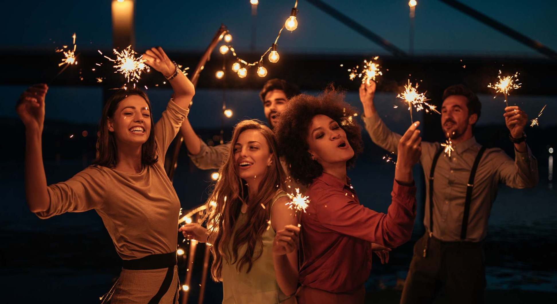 Fotografía de personas bailando en un barco