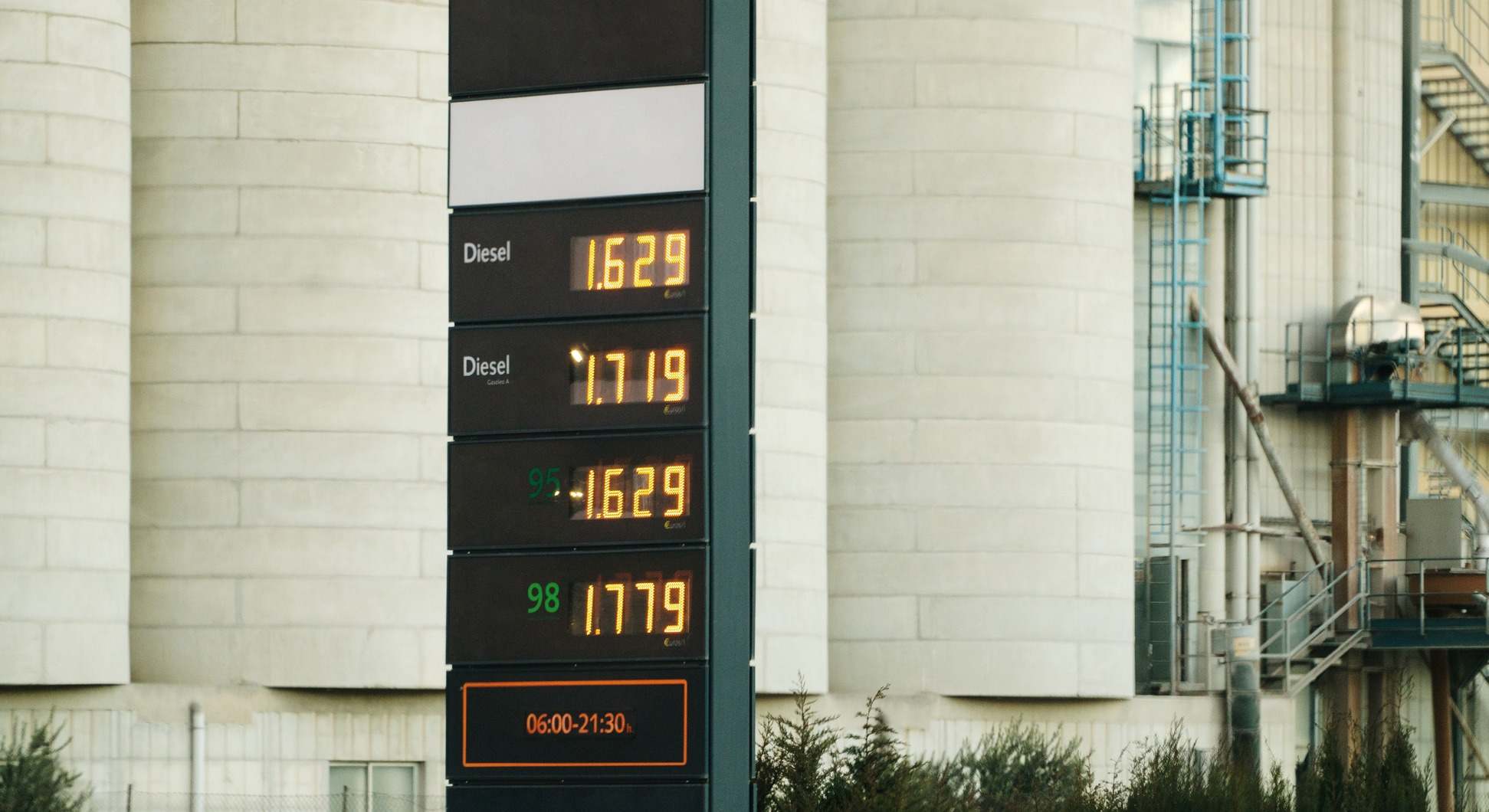 Cartel de precios de una gasolinera