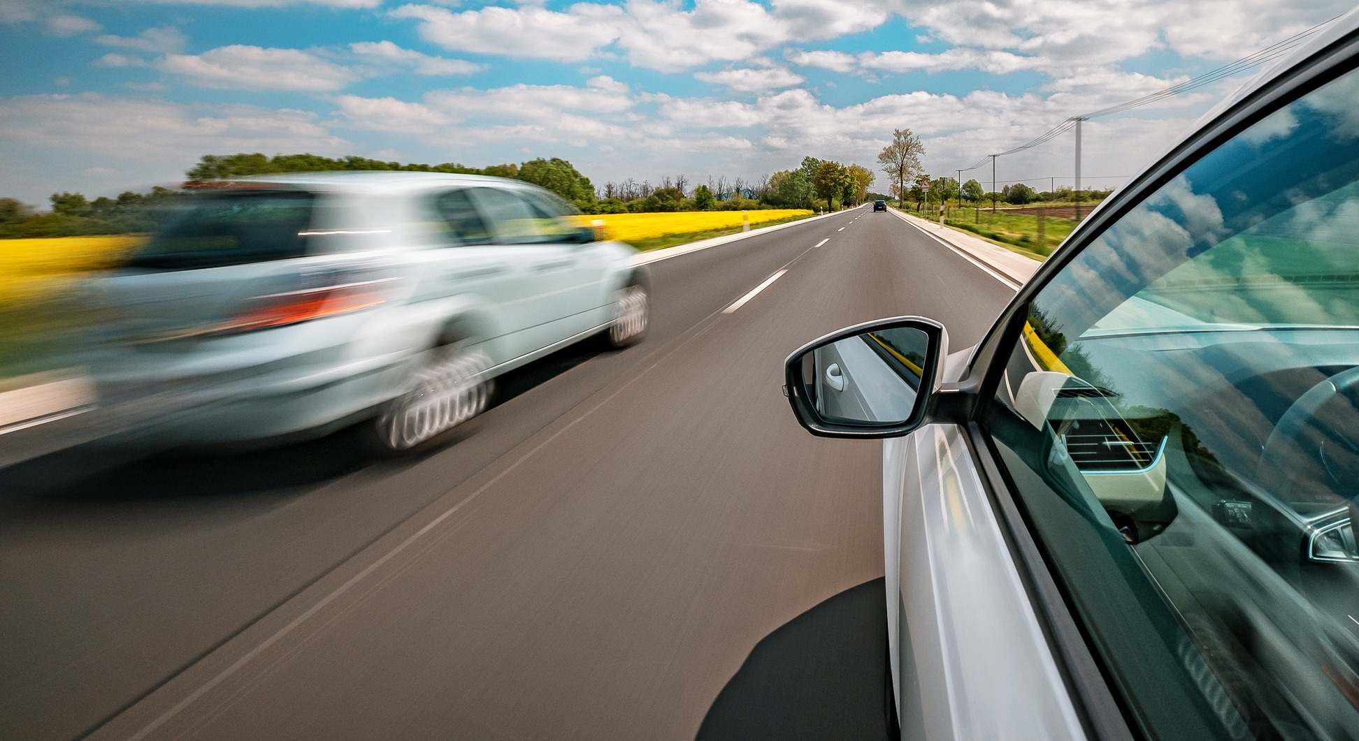 Coche adelantando por la izquierda