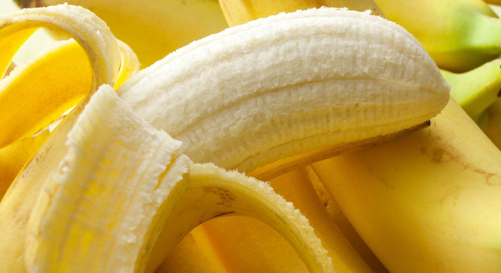 Plátano medio pelado