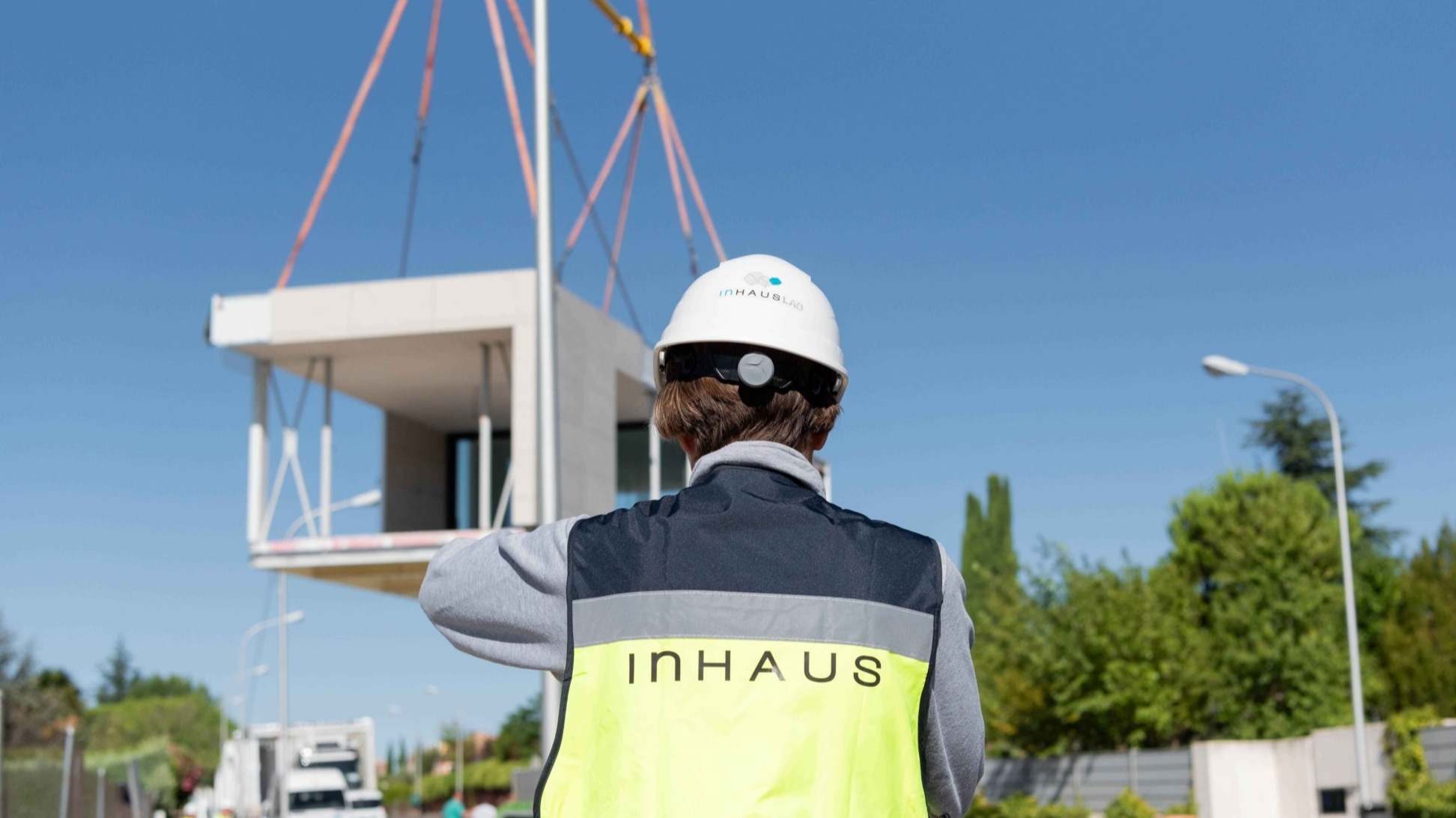 Una vivienda modular de Casas InHaus durante su instalación.