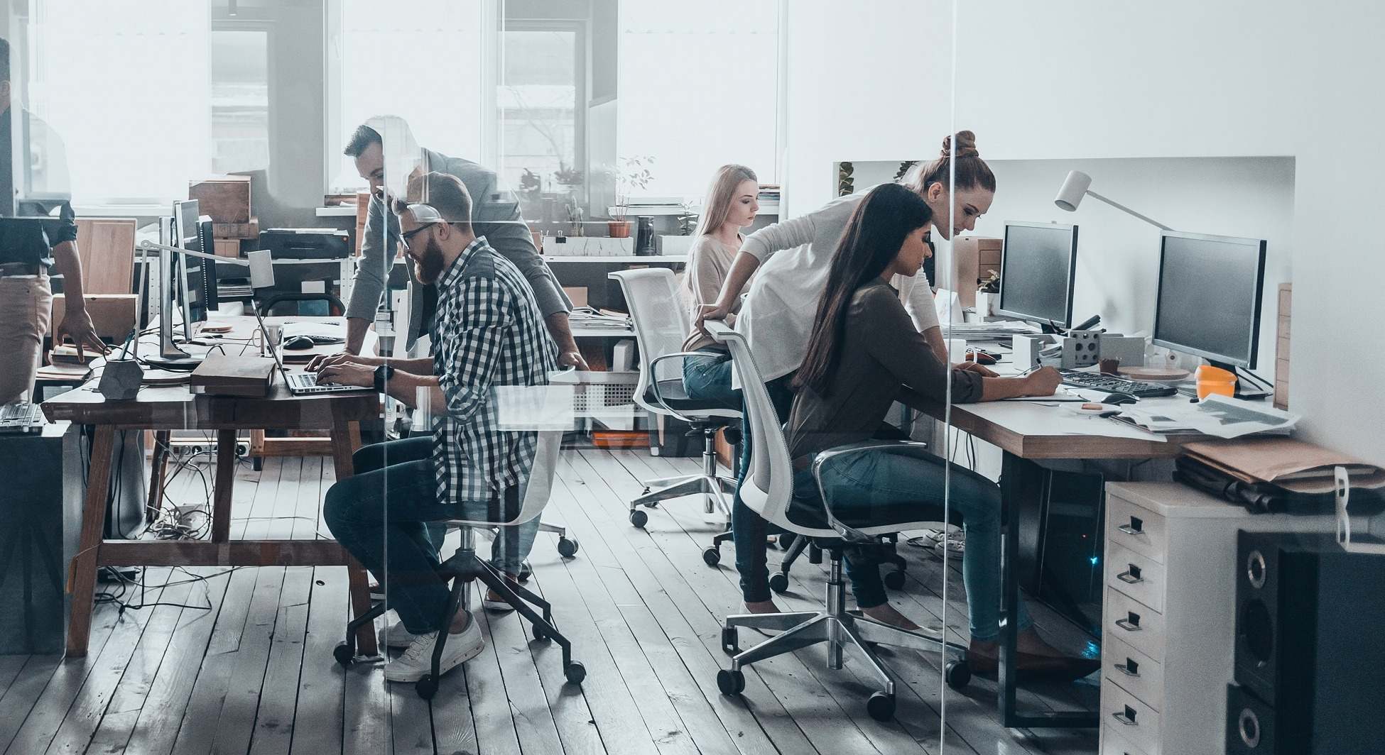 Una oficina con trabajadores