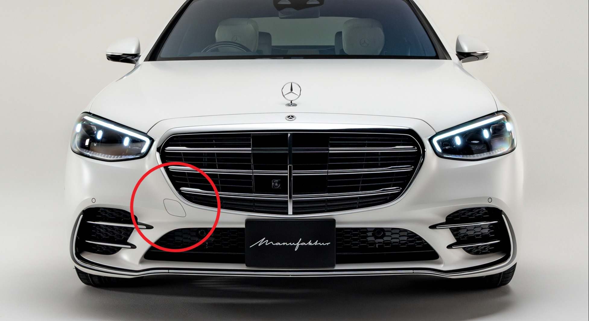 Tapa que oculta el enganche de remolque en los coches