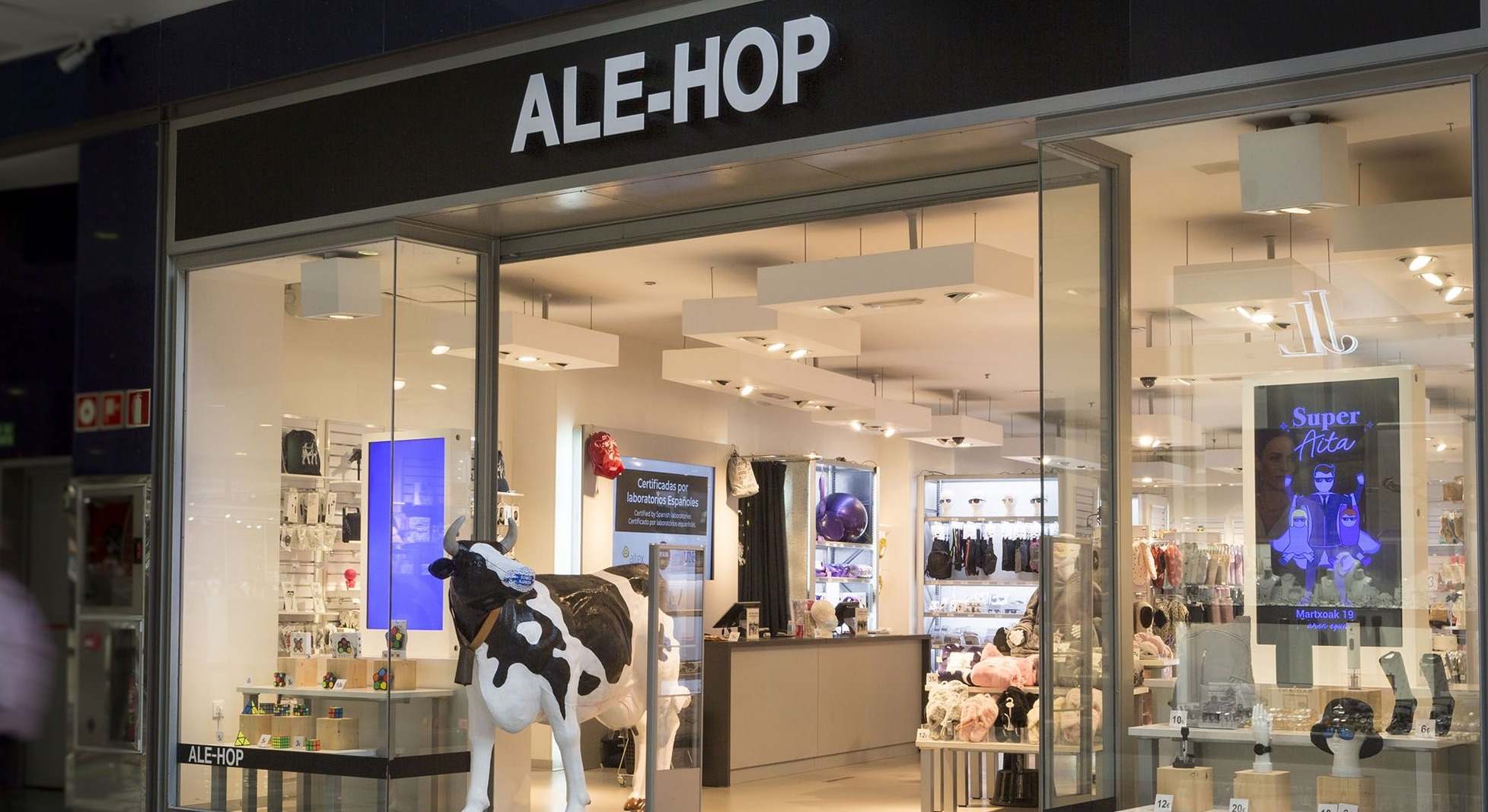 Una tienda de la cadena Ale-Hop con su popular vaca de imagen.
