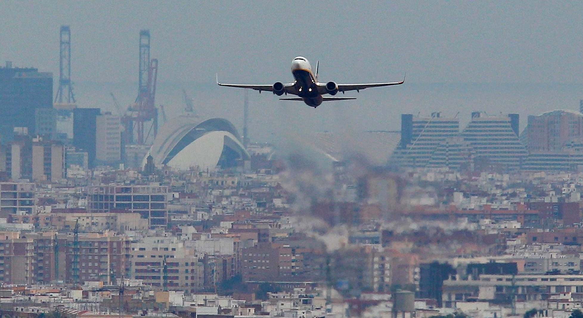 Un avión aterrizando en Valencia.