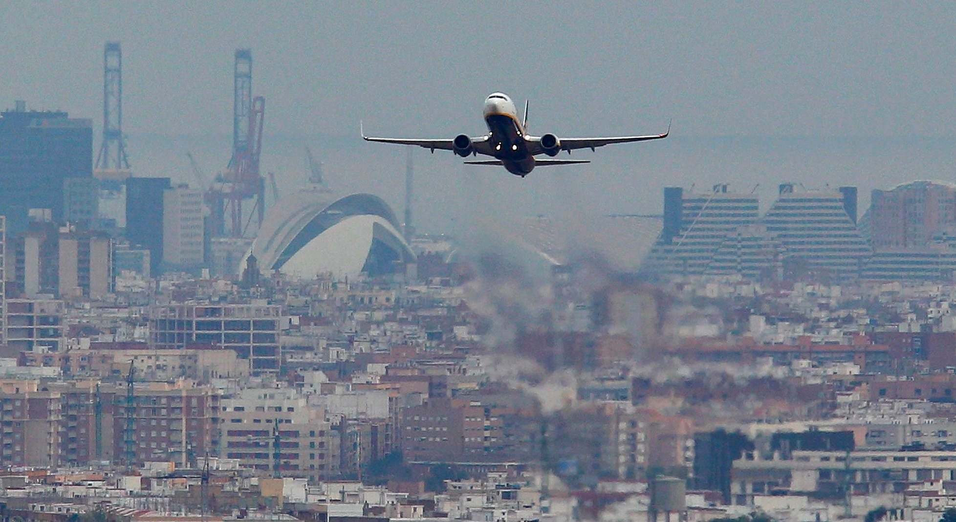 Un avión aterrizando en Valencia.