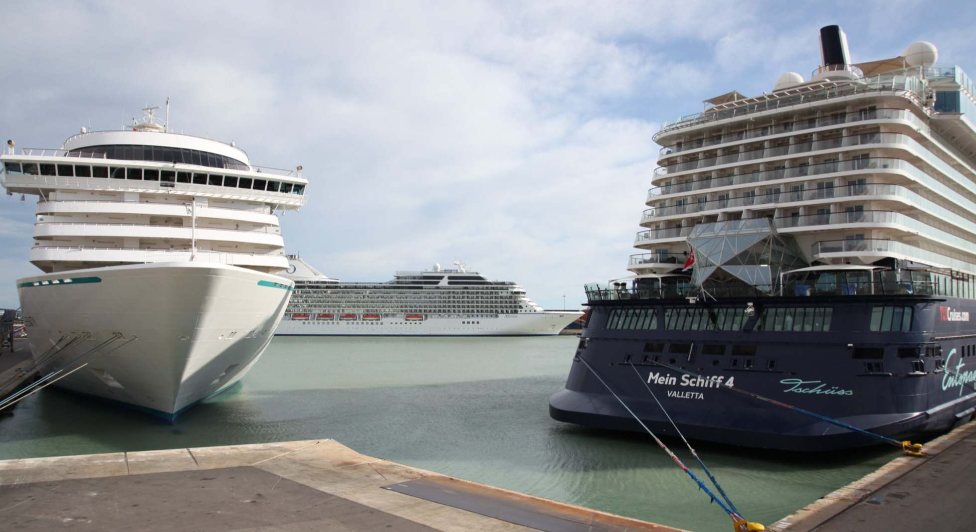 Varios cruceros en Valencia.