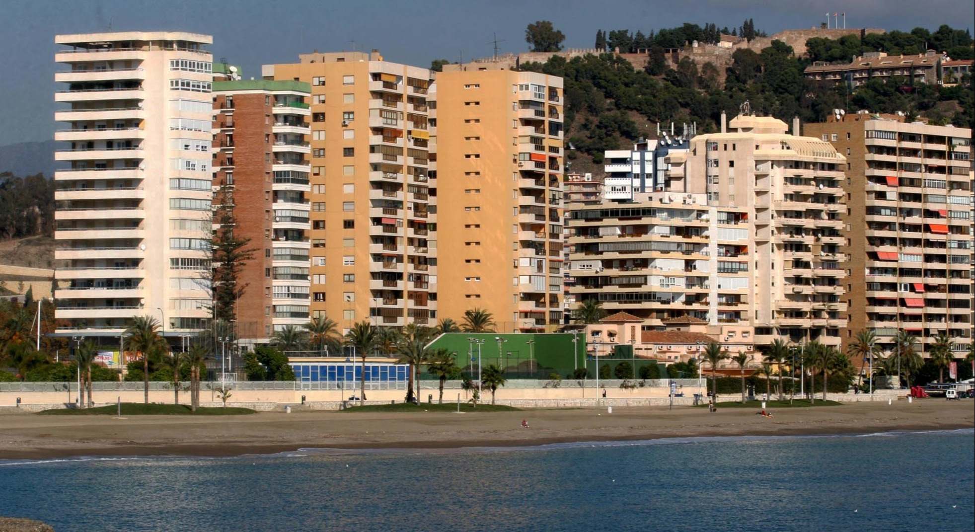 Vista de varios bloques de viviendas a pie de playa
