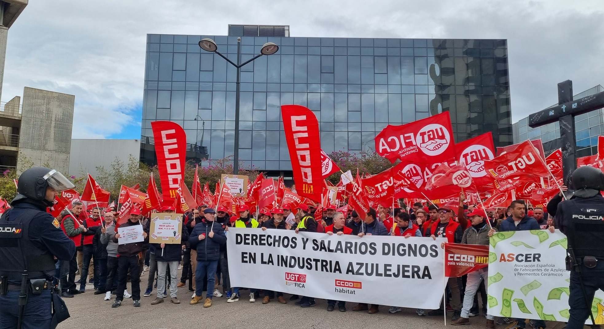 Manifestación frente a la feria cerámica Cevisama.