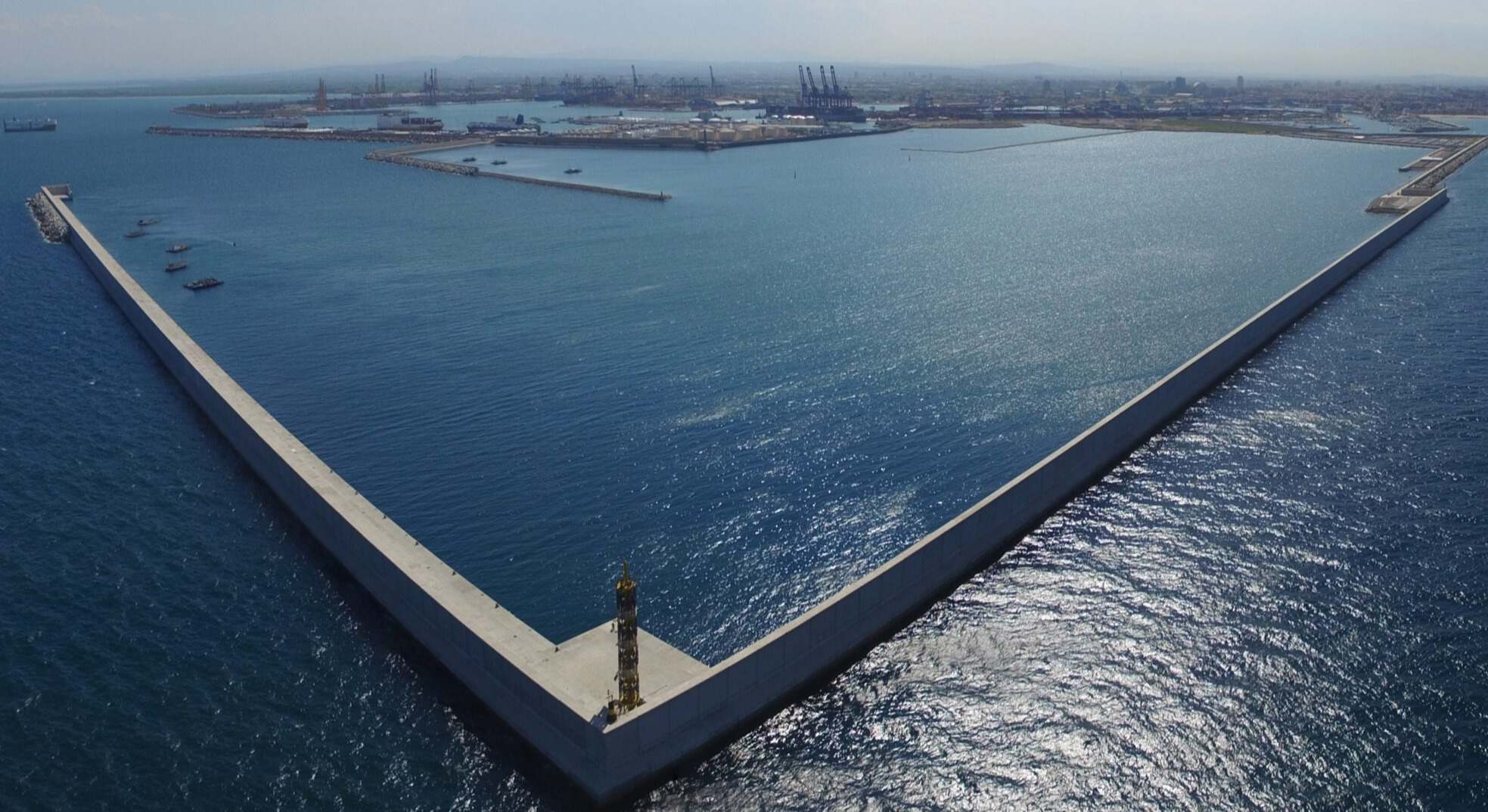 Dique norte del puerto de Valencia, tras el que se construirá el nuevo muelle.