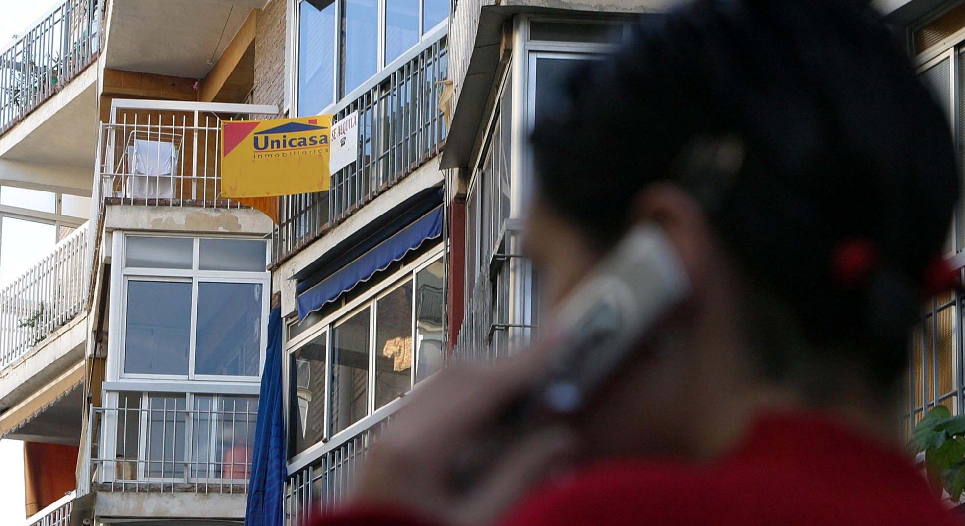 una persona llama al teléfono de una vivienda en venta