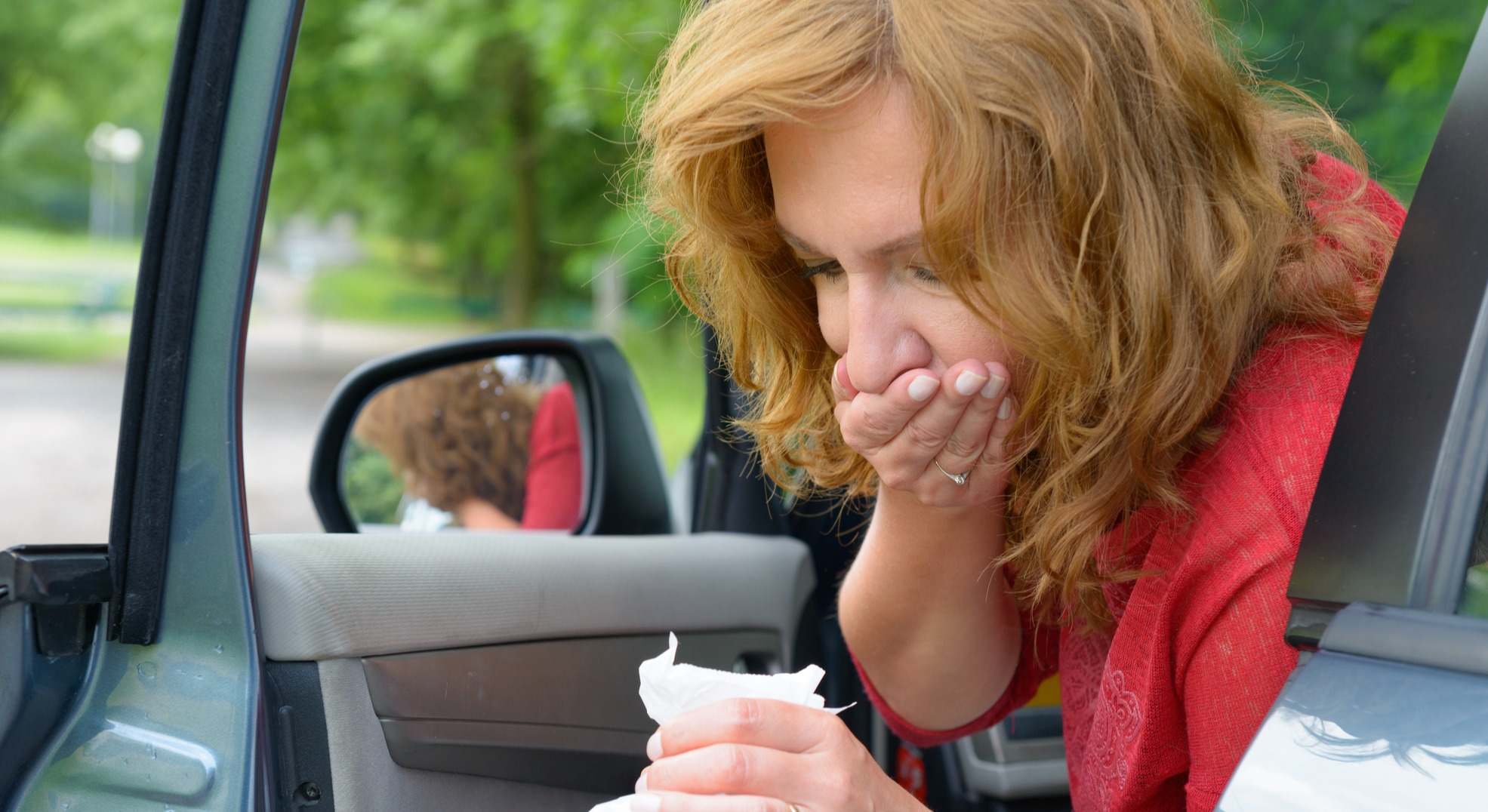 Mujer que se ha mareado en el coche