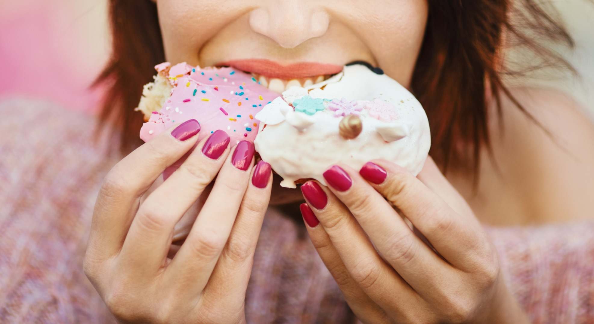 Mujer comiendo dos donuts