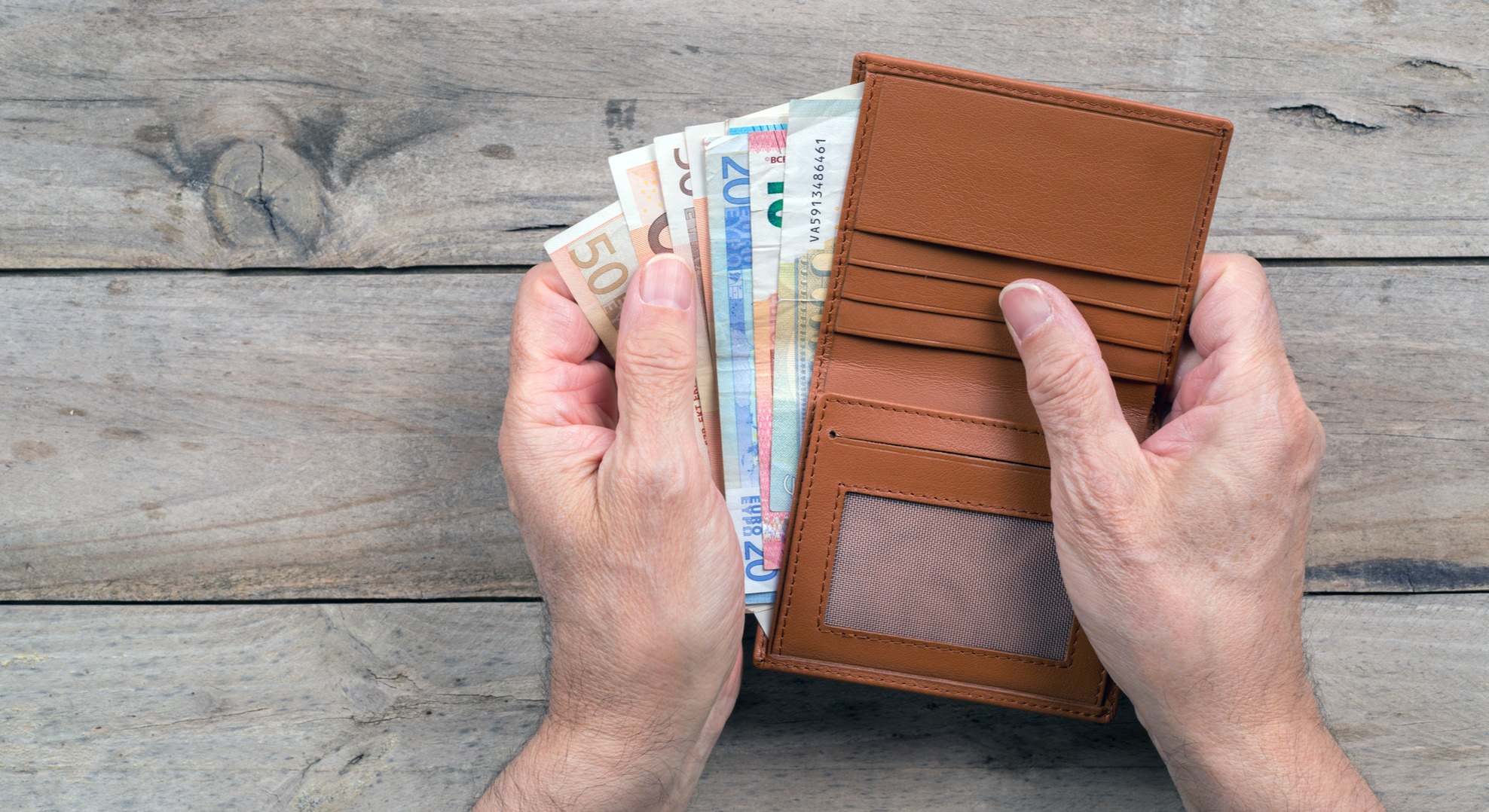 Cartera con billetes de euro ordenados