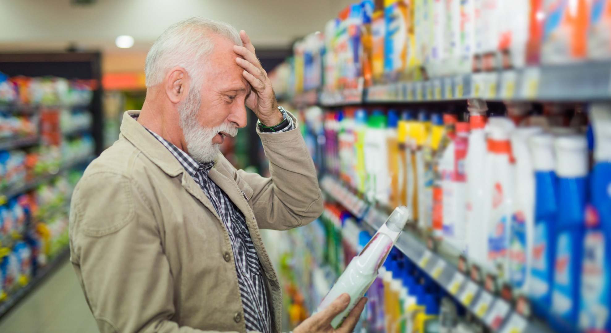 Hombre comprando en el supermercado