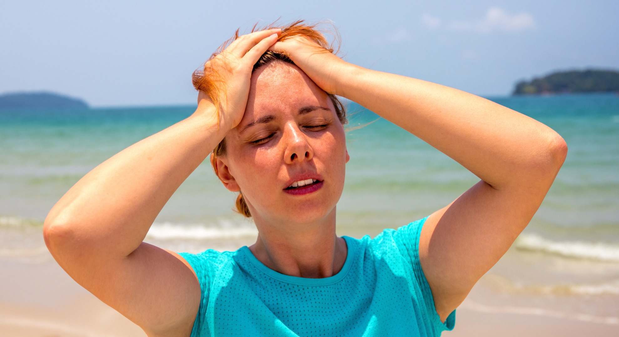 Mujer con calor en la playa