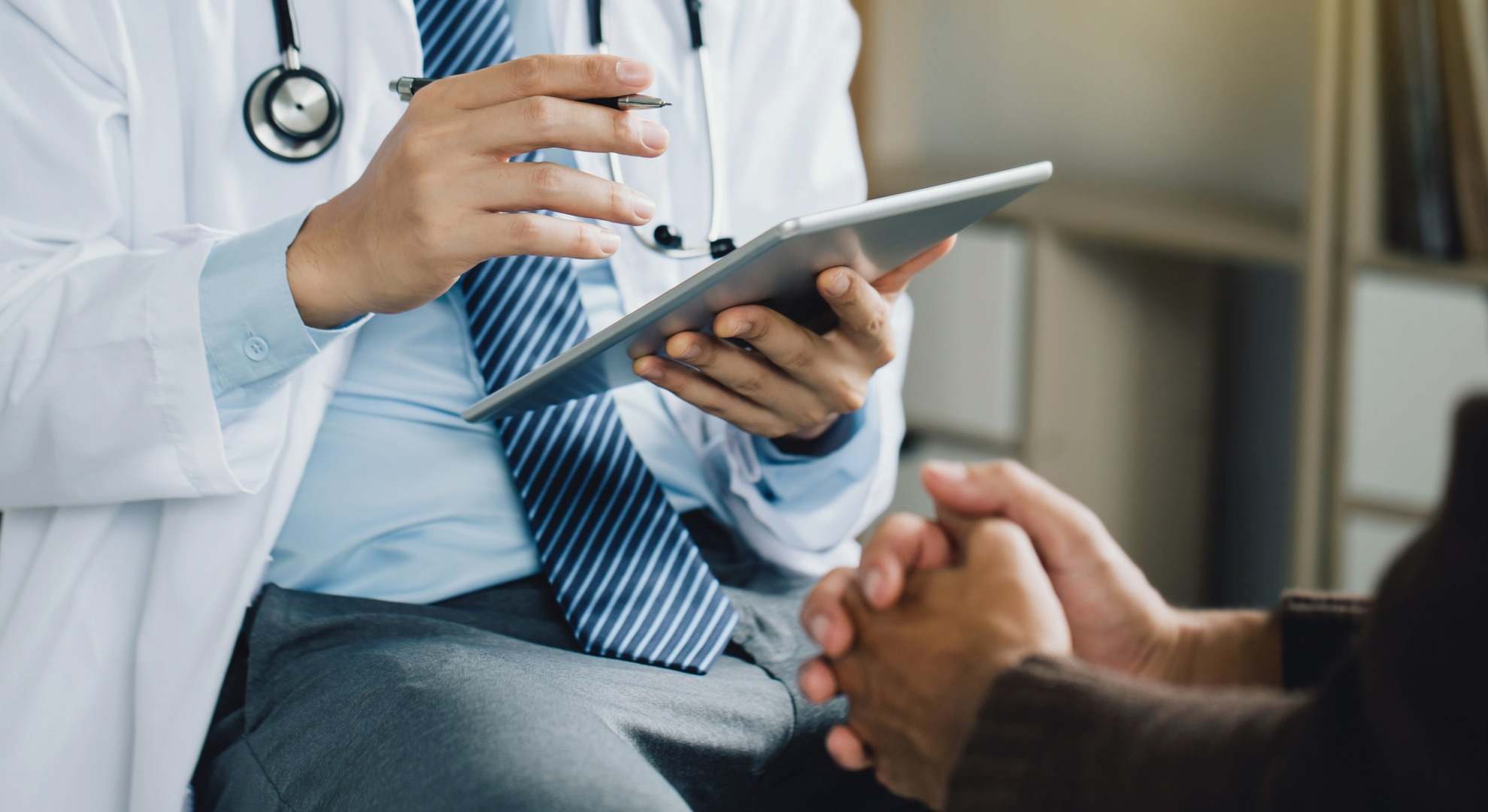 Médico y paciente hablando en la consulta