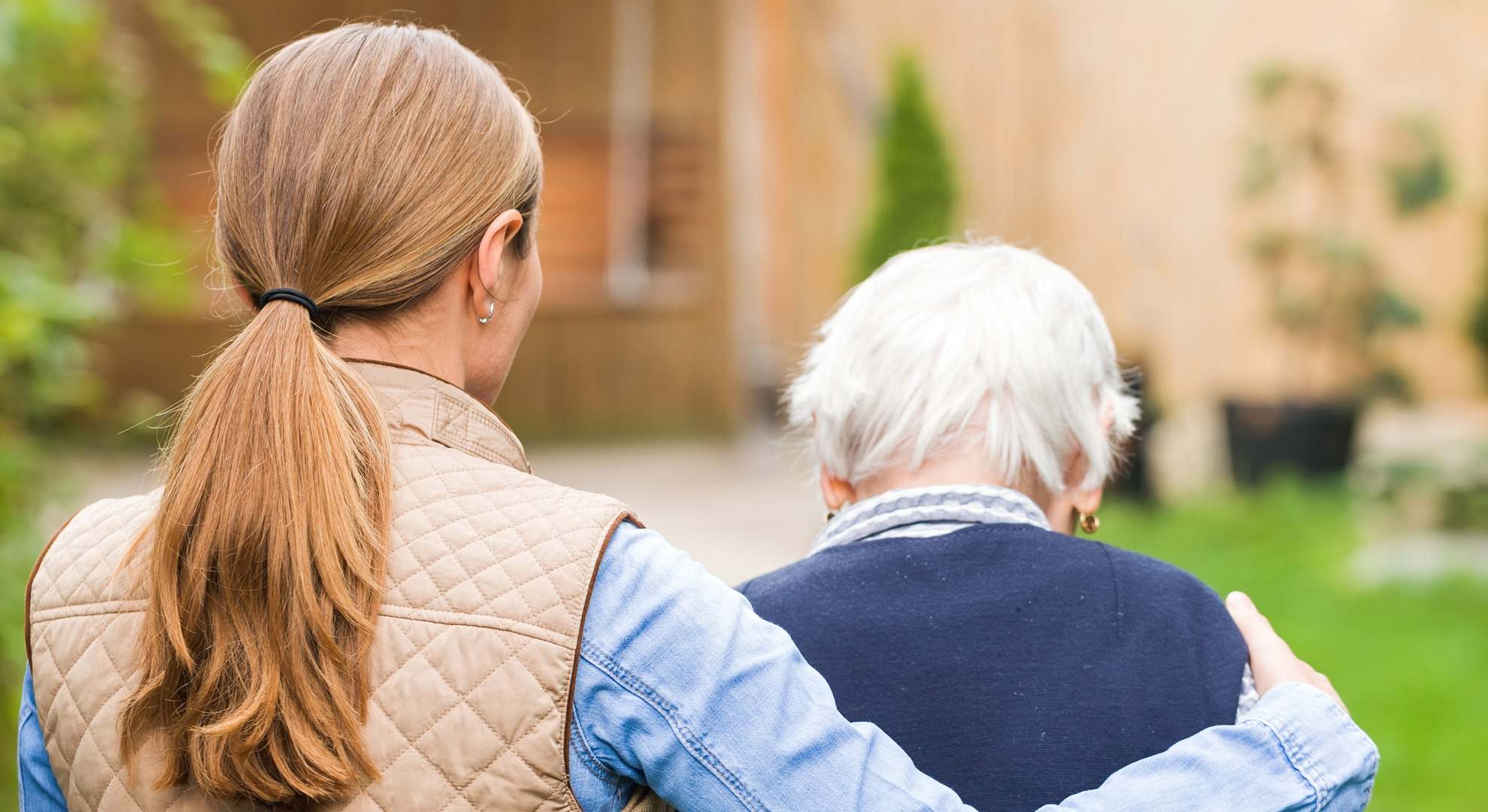 Mujer joven junto a una anciana