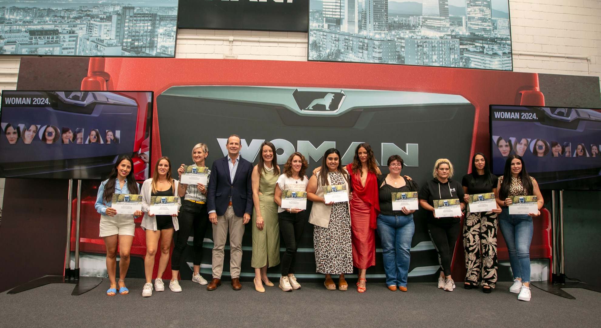 Becas WoMAN