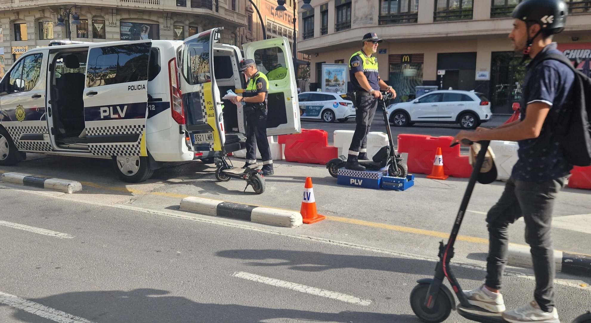Un control de patinetes de la Policía Local de Valencia.