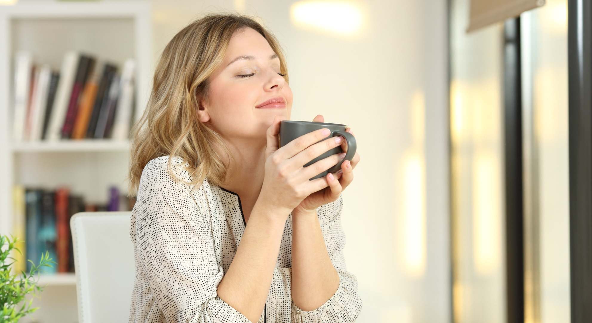 Mujer con una taza de café entre las manos