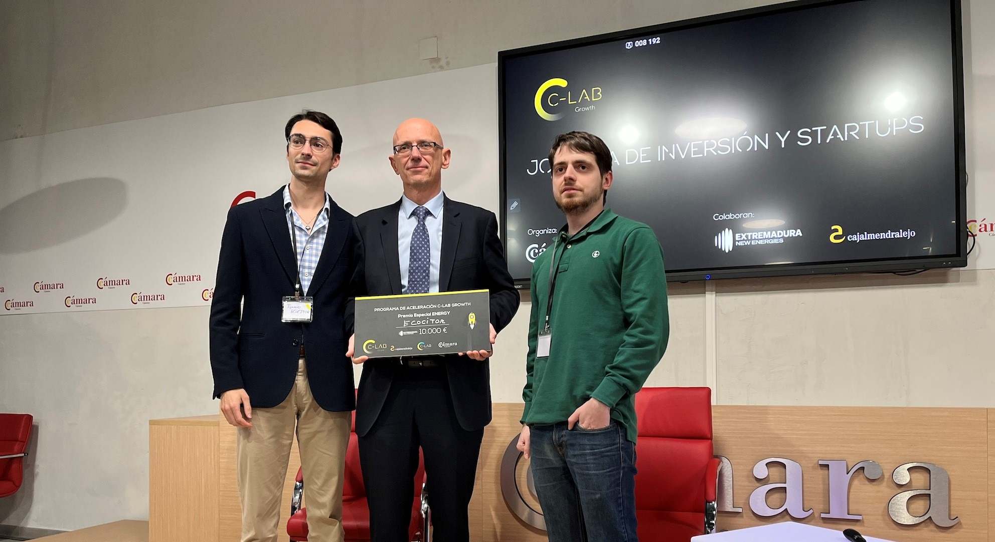 El consejero delegado de Extremadura New Energies, Ramón Jiménez, entrega el premio a Ecocitor