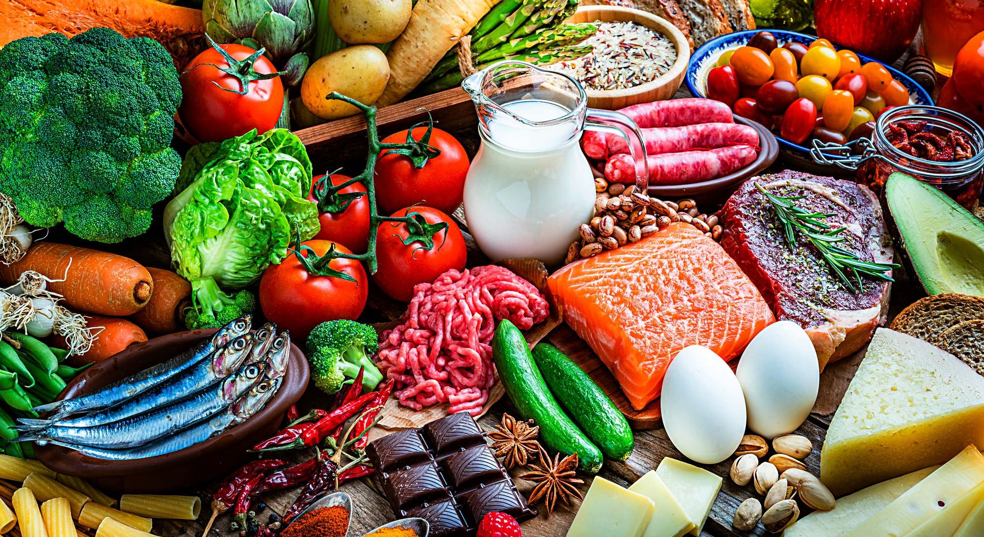 Alimentos variados sobre una mesa