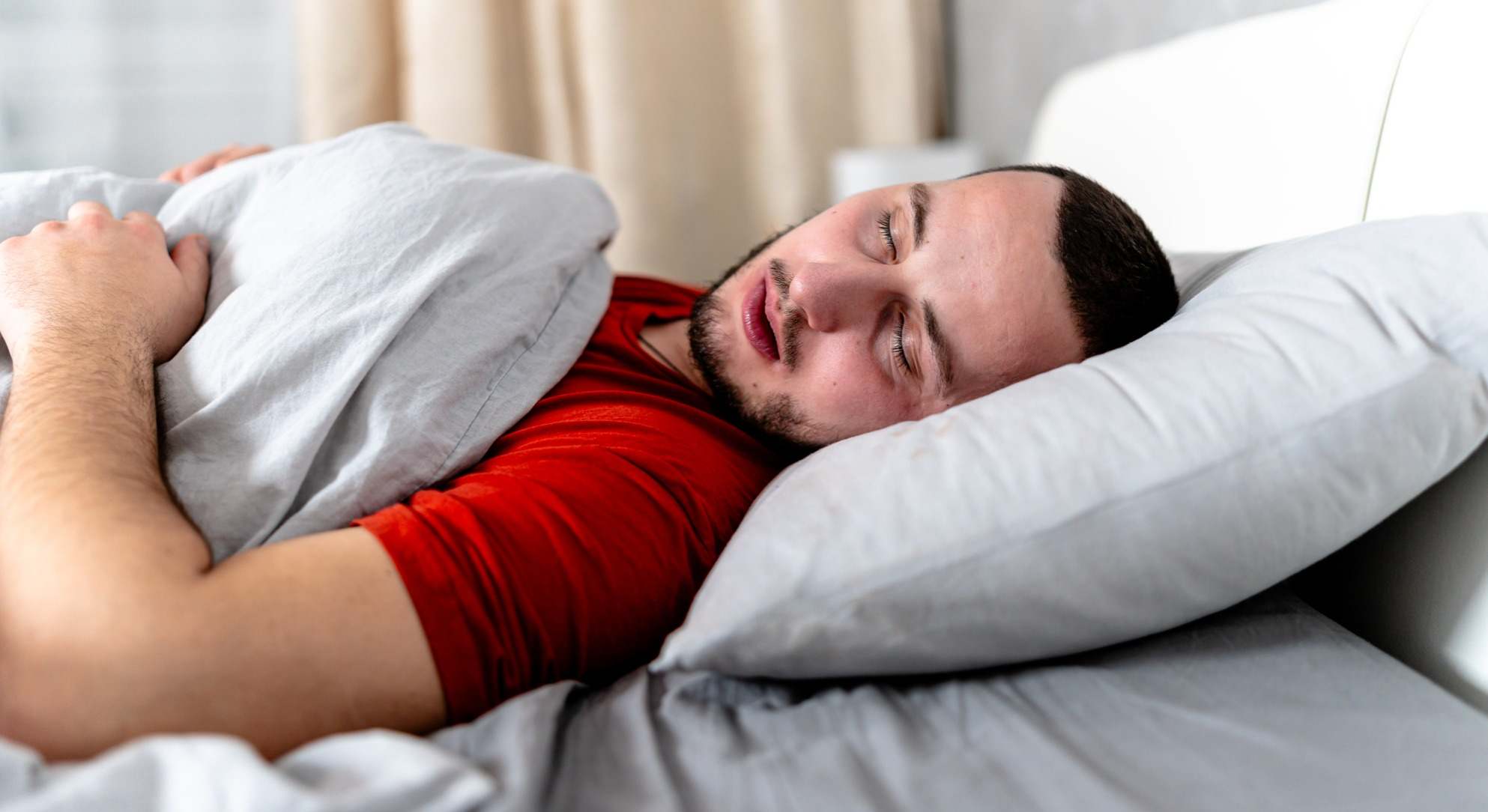 Hombre durmiendo plácidamente