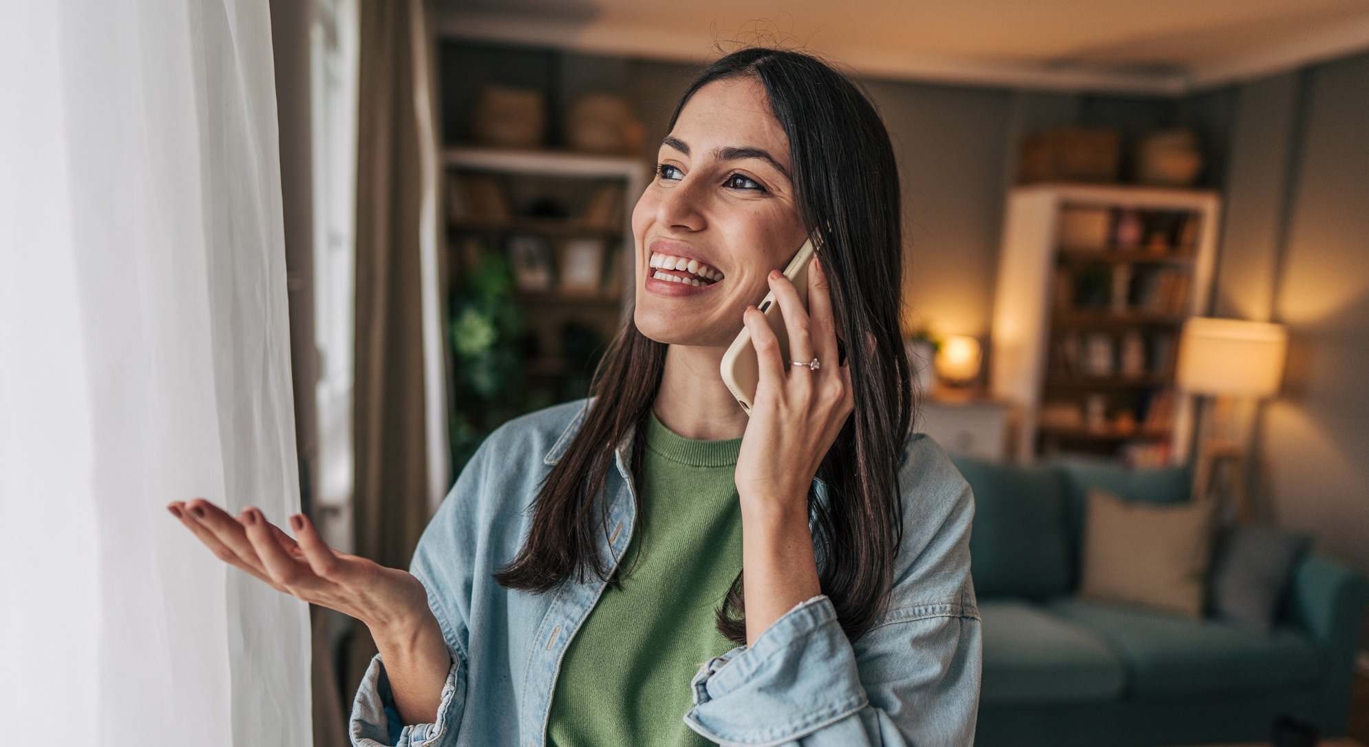 Mujer hablando por teléfono de pie