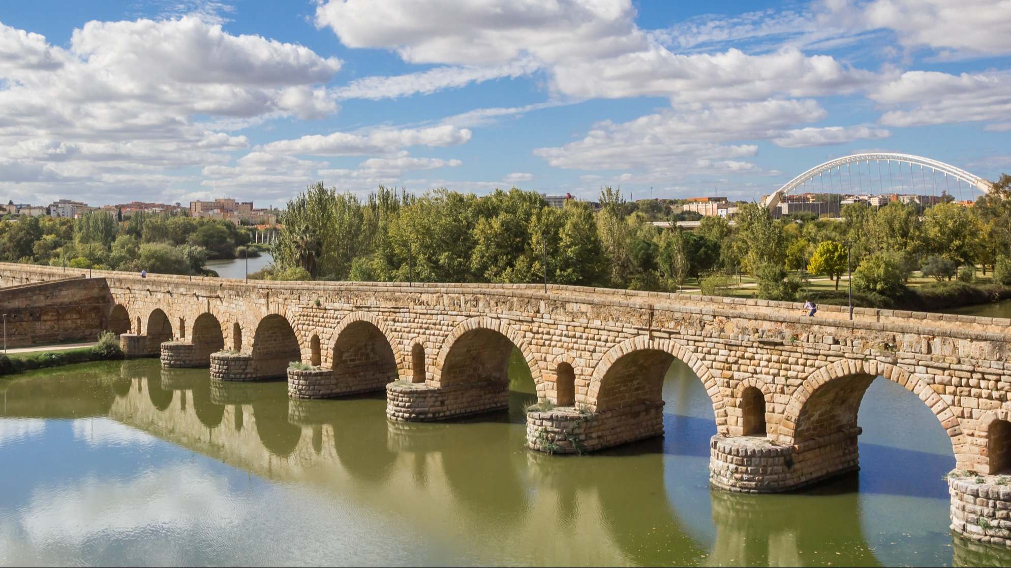 Panorámica del histórico puente romano reflejándose en el río Guadiana en Mérida