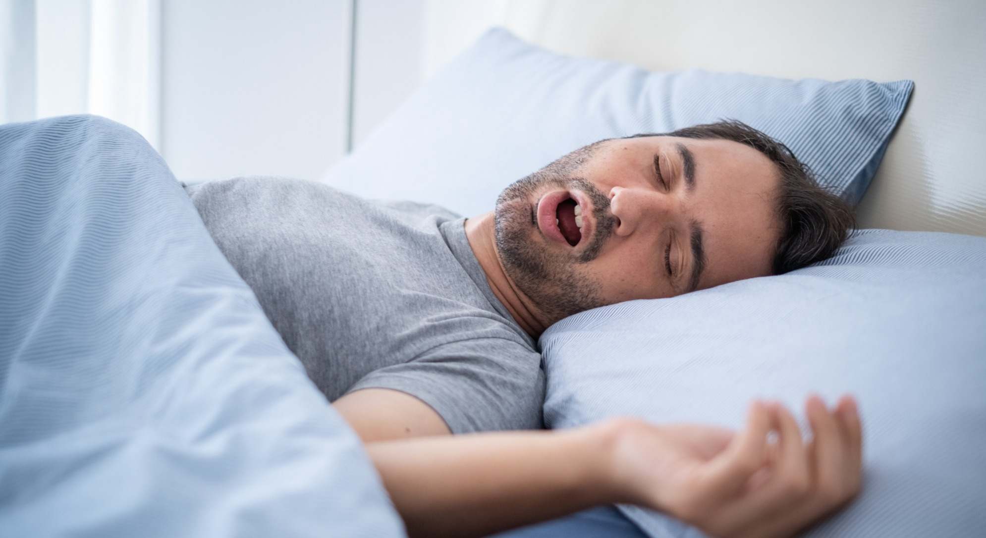 Hombre durmiendo con la boca abierta