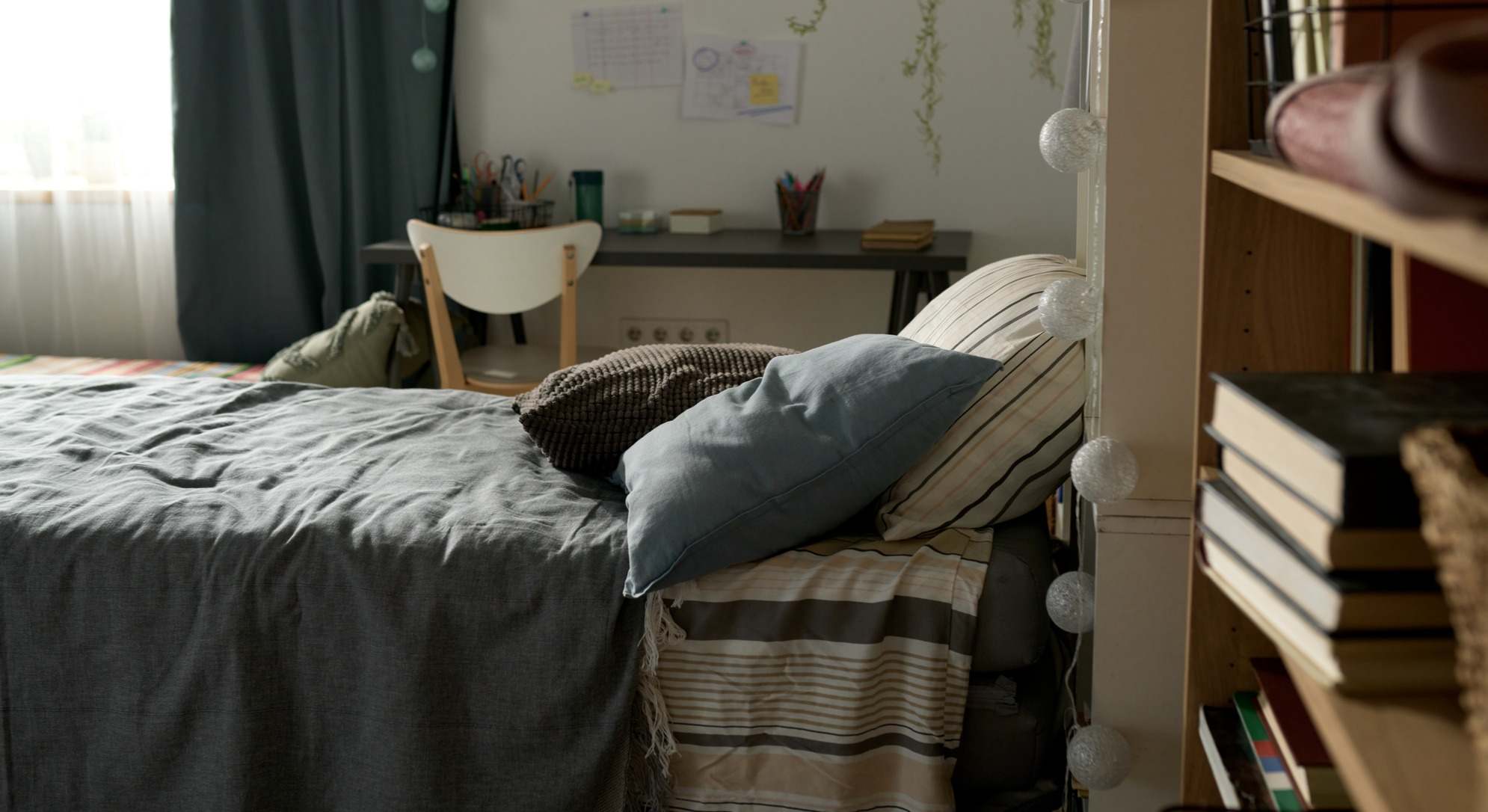 Dormitorio con una cama