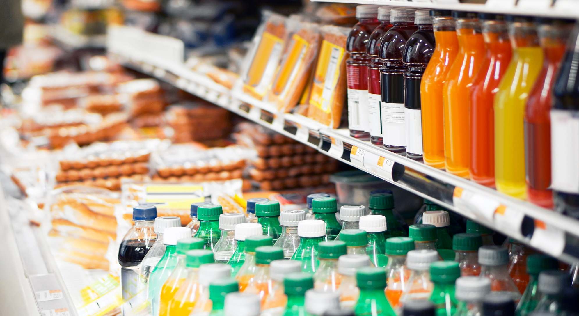 Estante de supermercado con varias bebidas