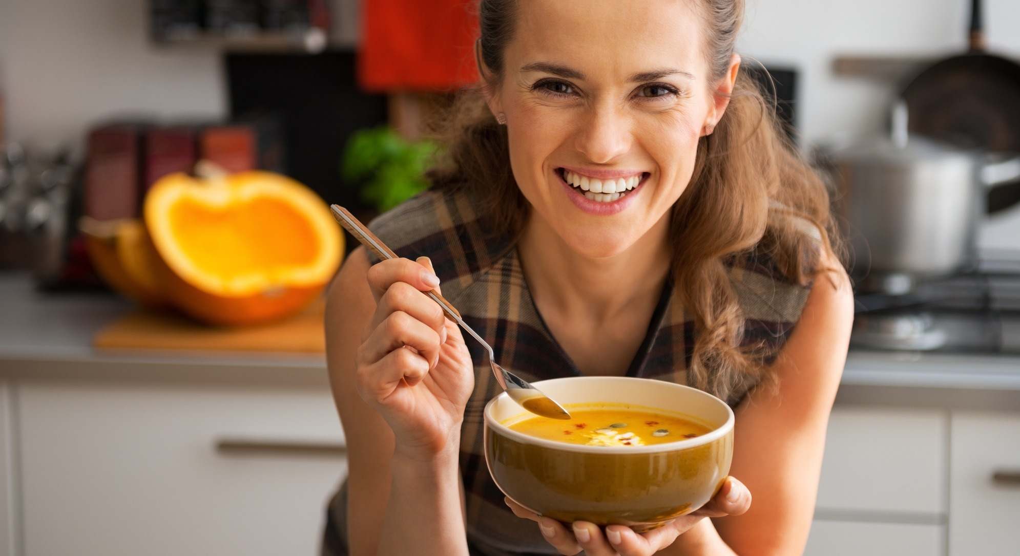 Mujer con un plato de curry